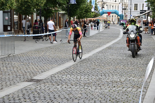 通过战术执 通过战术执